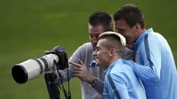 Antoine Griezman (kiri) dan Mario Mandzukic (kanan) meminta foto hasi jepretan photographer yang mengabadikan momen latihan (REUTERS/Juan Medina) 