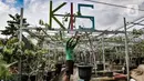 Pekerja saat membuat media tanam yang dihasilkan mandiri menggunakan bahan organik di Kebun Imut Si Nakal, Kelurahan Malaka Sari, Kecamatan Duren Sawit, Jakarta, Minggu (7/3/2021). (merdeka.com/Iqbal S. Nugroho)