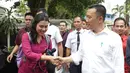 Menpora Imam Nahrawi bersalaman dengan awak media jelang menghadiri acara perpisahan dengan pejabat Kemenpora di Jakarta, Kamis (19/9/2019). Sebelumnya KPK menetapkan Menpora Imam Nahrawi sebagai tersangka kasus dugaan suap dana hibah KONI. (Liputan6.com/Helmi Fithriansyah)