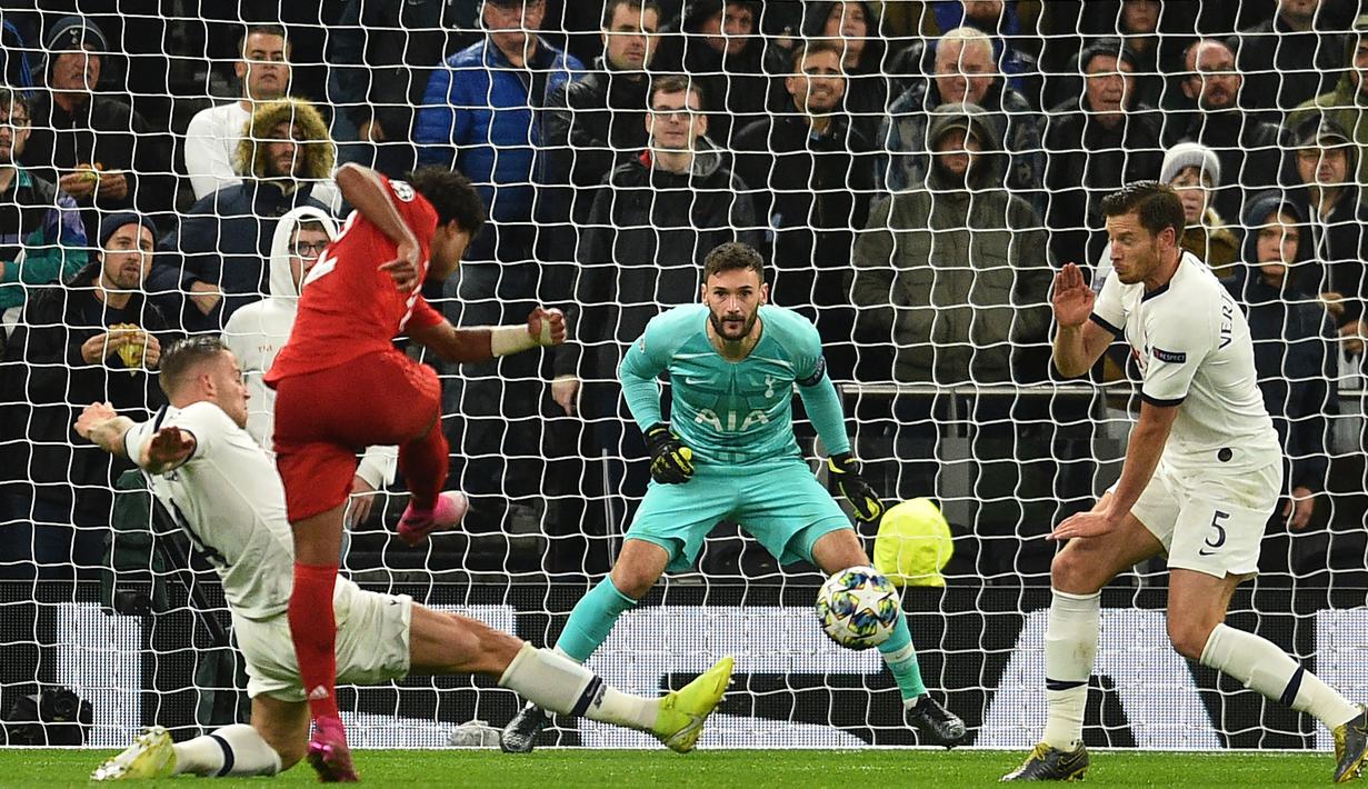 Gelandang Bayern Munchen, Serge Gnabry, melepaskan tendangan saat melawan Tottenham pada laga Liga Champions di Stadion Tottenham, London, Selasa (1/10). Tottenham kalah 2-7 dari Munchen. (AFP/Glyn Kirk)