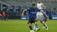 Gelandang Inter Milan, Achraf Hakimi, melepaskan tendangan yang berbuah gol keduanya dalam laga lanjutan Liga Italia Serie A pekan ke-9 melawan Bologna di San Siro Stadium, Sabtu (5/12/2020). Inter milan mengalahkan Bologna 3-1. (AP/Antonio Calanni)