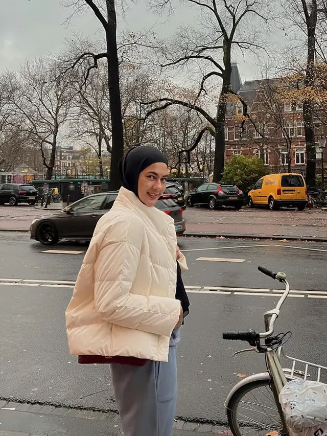 OOTD Paula Verhoeven dan Tya Ariestya di Belanda. [@paula_verhoeven]