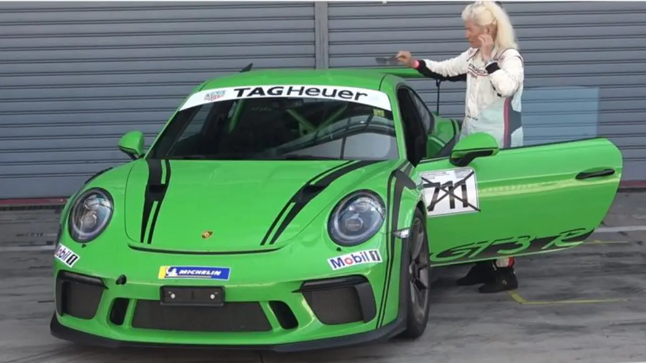 Nenek Ini Libas Sirkuit Balap dengan Porsche 911 GT3 RS (Carscoops)