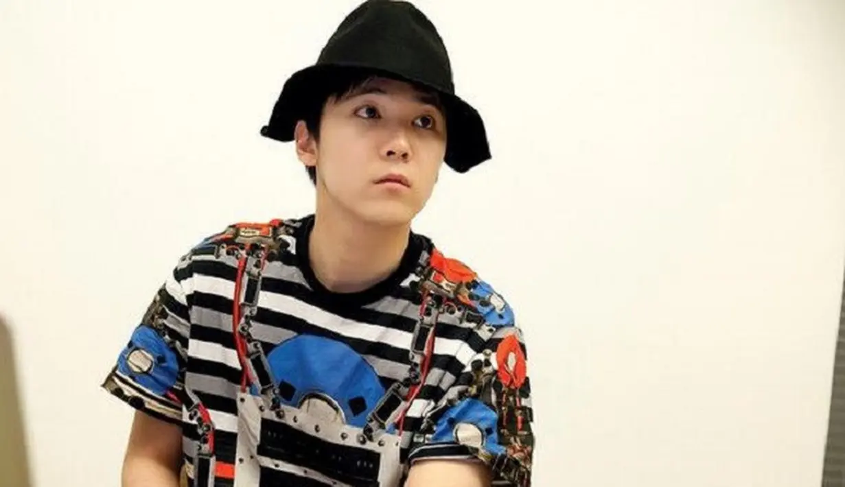 Hongki FT Island punya brand fashion yang bernama Skull Hong. Lini fashion ini mempunyai produk seperti pakaian, aksesoris, nail art, dan perhiasan. Rata-rata desainnya bertema tengkorak. (Foto: soompi.com)