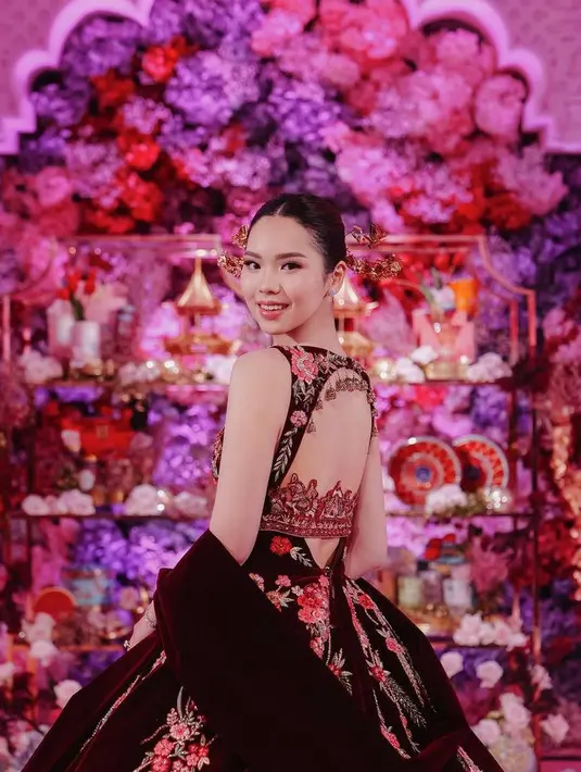 Gaun tersebut pun memiliki detail backless. Dengan makeup natural dan gaya rambut sanggul rapi dihiasi tusuk konde khas perempuan China. [@nancywarrencouture]