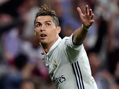  Cristiano Ronaldo (CR7) memborong tiga gol pada laga leg pertama semifinal Liga Champions melawan Atletico Madrid di Santiago Bernabeu, Rabu (3/5). CR7 berharap fans Madrid tak lagi mencemoohnya dengan siulan. (AFP Photo) 