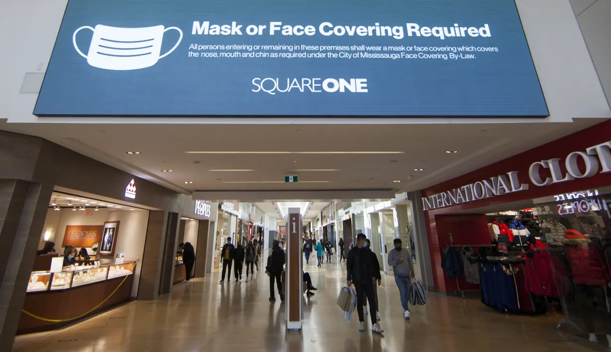 Para pengunjung yang mengenakan masker terlihat di Square One Shopping Center di Mississauga, Ontario, Kanada (9/10/2020). Tingkat pengangguran di Kanada pada September turun menjadi 9 persen dari 10,2 persen pada Agustus. (Xinhua/Zou Zheng)