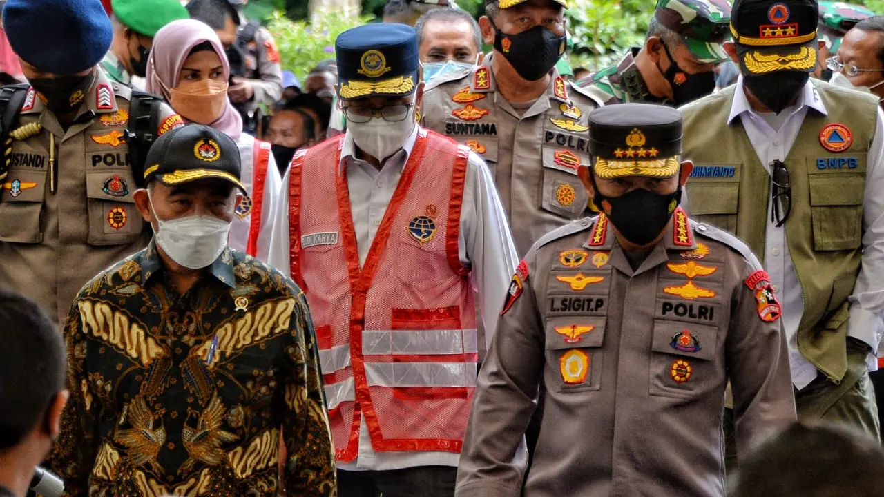 Menhub Budi Karya bersama Kapolri Jenderal Listyo Sigit memantau kawasan wisata Puncak, Bogor. (Istimewa)