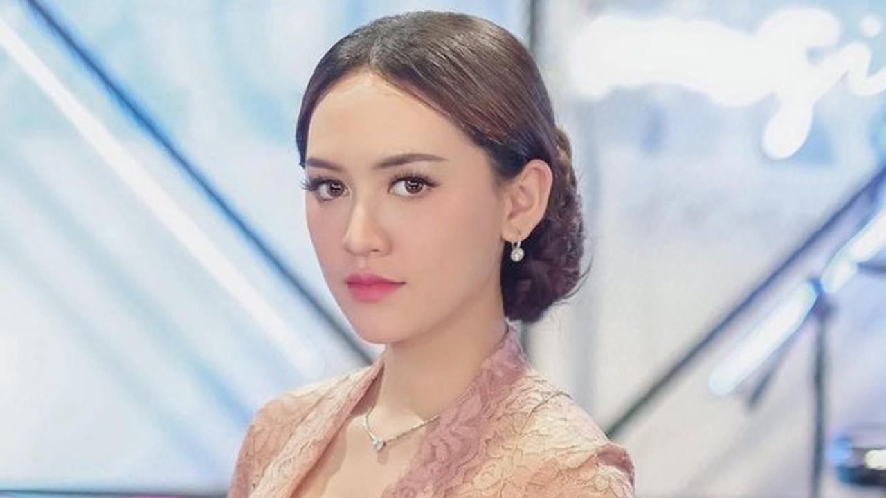 Gaya Ayu Happy Asmara Dibalut Kebaya Pink