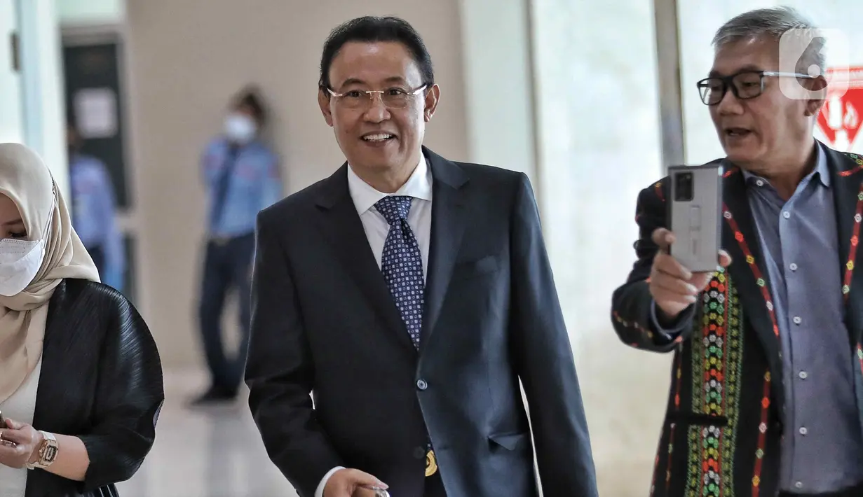 Calon Anggota BPK Periode 2022-2027 Ahmadi Noor Supit bersiap menghadiri rapat Paripurna DPR Ke-6 Masa Persidangan I Tahun Sidang 2022-2023 di Kompleks Parlemen, Jakarta, Selasa (27/9/2022). Rapat membahas laporan Komisi XI DPR terhadap Hasil Uji Kepatutan (Fit and Proper Test) terhadap Calon Anggota BPK Periode 2022-2027 dan dilanjutkan dengan pengambilan keputusan serta penetapan pasangan kerja Komisi IV DPR dilanjutkan dengan pengambilan keputusan. (Liputan6.com/Angga Yuniar)