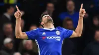 Striker Chelsea, Diego Costa, merayakan gol yang dicetaknya ke gawang Southampton pada laga Premier League di Stadion Stamford Bridge, London, Selasa (25/4/2017). Chelsea menang 4-2 atas Southampton. (AFP/Glyn Kirk)
