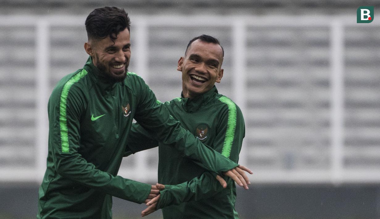 Pemain Timnas Indonesia, Riko Simanjuntak, bercanda dengan Stefano Lilipaly saat latihan di Stadion Madya, Jakarta, Minggu (11/11). Latihan ini persiapan jelang laga Piala AFF 2018 melawan Timor Leste. (Bola.com/Vitalis Yogi Trisna)
