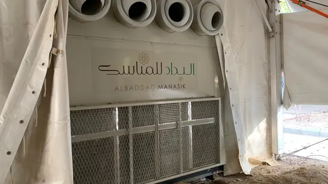 Petugas PPIH mulai memasang nomor tenda Arafah, Minggu (05/08). (foto: istimewa)