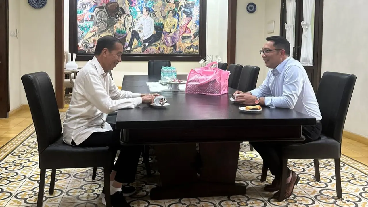 Calon Gubernur Jakarta Ridwan Kamil mendatangi Presiden ketujuh RI Joko Widodo atau Jokowi di Solo, Jawa Tengah, hari ini, Jumat (1/11/2024).