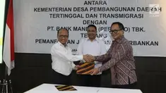 Mendes PDTT Eko Putro Sandjojo (tengah) menyaksikan Sekjen Kemendes PDTT Anwar Sanusi (kiri) dan Dirut Bank Mandiri Kartika Wirjoatmodjo (kanan) bertukar naskah MoU kerja sama di Kantor Kemendes PDTT, Jakarta, Senin (30/9/2019). (Liputan6.com/Angga Yuniar)