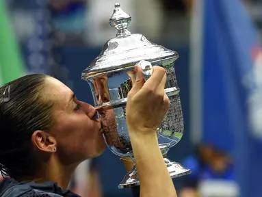 Flavia Penneta sukses meraih titel Grand Slam AS Terbuka 2015 untuk kali pertama setelah menundukkan Roberta Vinci di final. Minggu (13/9/2015) dini hari WIB. (AFP Photo/Timothy A. Clary)