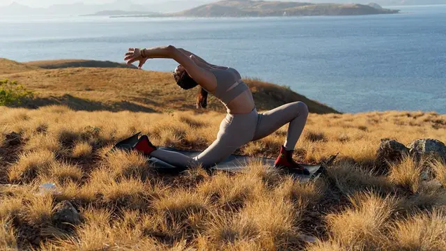 6 Potret Kirana Larasati saat Yoga di Alam Bebas, Makin Memesona