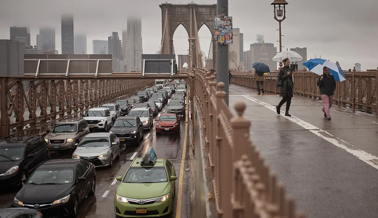 Hujan deras melanda wilayah timur laut Amerika Serikat. Akibatnya, New York kebanjiran. (AP Photo/Andres Kudacki)