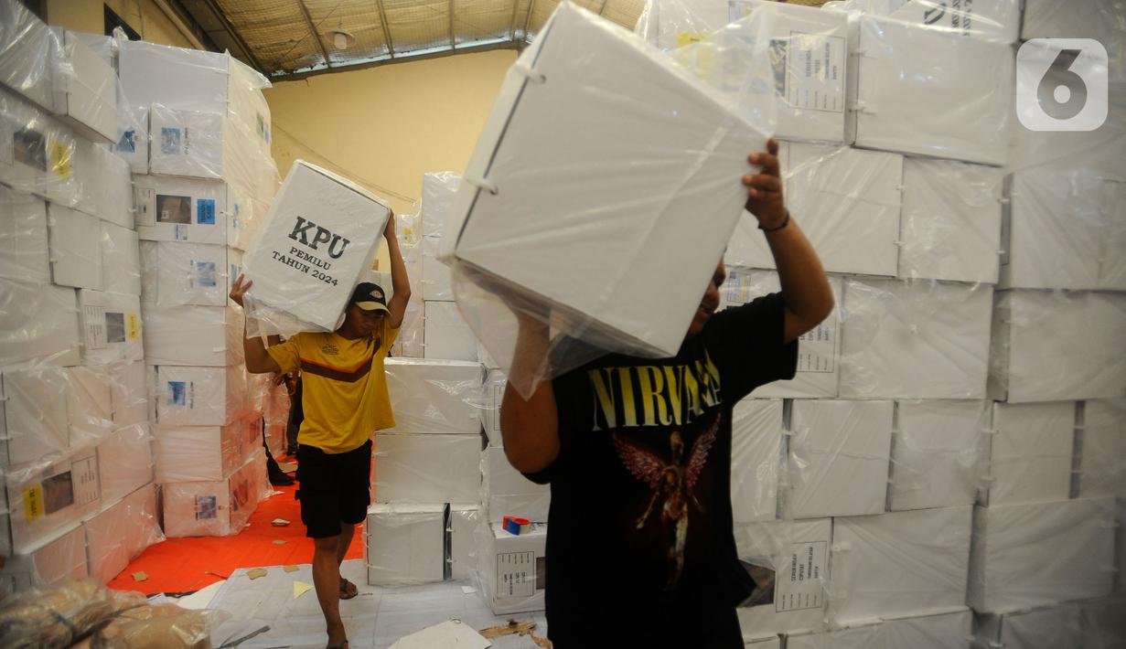 Pendistribusian logistik dilakukan menggunakan truk. (merdeka.com/Arie Basuki)