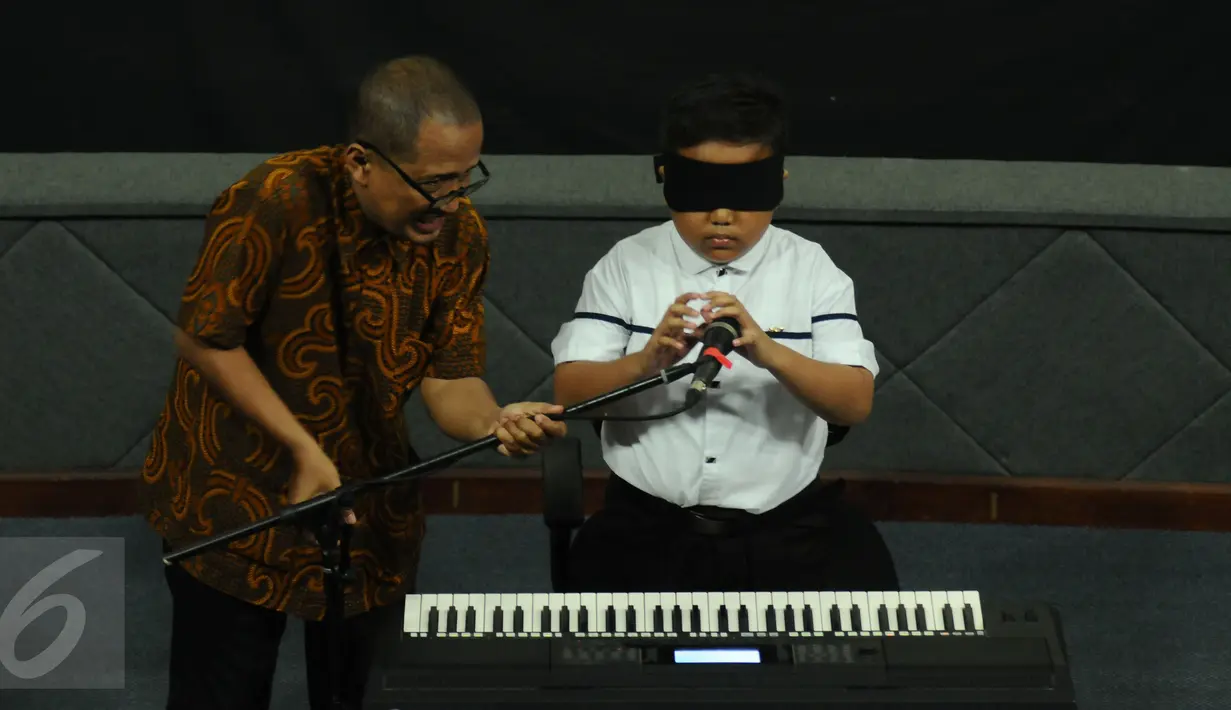 Jefri Setiawan saat bersiap menyanyikan lagu dan memainkan keyboard di Auditorium  Kemenpora, Jakarta, Kamis (14/11). 50 lagu nasional dan internasional akan dimainkan Jefri dalam  waktu selama 5 jam dengan mata tertutup. (Liputan6.com/Helmi Fithriansyah)