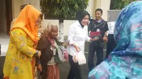 Mbah Supini dengan tongkat "sakti" pemberian Wakil Wali Kota Semarang, Hevearita. (foto : Liputan6.com / Edhie Prayitno Ige