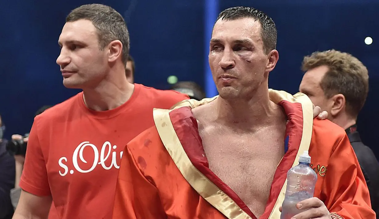 Ekspresi Wladimir Klitschko usai kalah dari Tyson Fury, Dusseldorf, Minggu (29/11/2015). Ketiga juri pertandingan seluruhnya memberikan kemenangan untuk Fury, yakni dengan kedudukan 115-112, 115-112, dan 116-111. (Dailymail.co.uk)