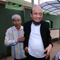 Penyidik KPK, Novel Baswedan (kanan) saat tiba di depan masjid Al-Ikhsan di sekitar kediaman di kawasan Kelapa Gading, Jakarta, Kamis (22/2). Novel kembali dalam proses pemulihan sambil menunggu operasi tahap kedua. (Liputan6.com/Helmi Fithriansyah)