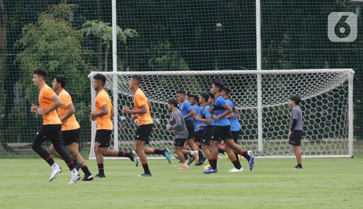 Pemain Timnas Indonesia U-22 saat mengikuti latihan perdana di Lapangan D, Kompleks Gelora Bung Karno, Senayan, Jakarta, Rabu (10/2/2021). Latihan perdana Timnas U-22 diikuti 31 pemain yang dipersiapkan untuk ajang SEA Games 2021 di Vietnam. (Liputan6.com/Helmi Fithriansyah)