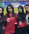 Ia juga tampil dengan jersey timnas merah dengan nomor punggung Arhan, nomor 12. Begitupun dengan Adiba yang mengenakan jersey timnas nomor 10, ia memadukannya dengan kerudung dan celana hitam. [@azizahsalsha_]