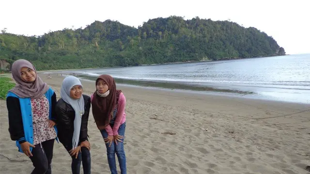 Pantai Sipelot, Surga Tersembunyi di Selatan Malang