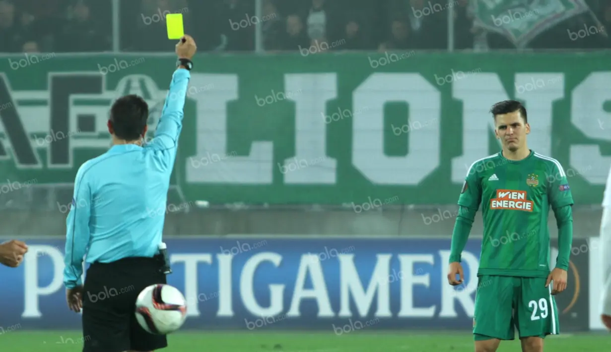 wasit asal Portugal, Hugo Miguel, mengeluarkan kartu kuning untuk gelandang Rapid, Thomas Murg yang melakukan pelanggaran terhadap pemain US Sassoulo. (Bola.com/Reza Khomaini)