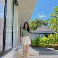 Tampil memesona dengan menggunaka rok berwarna krem. (instagram/lyodraofficial)