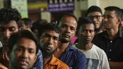Sejumlah pria mengantre untuk membeli tiket menjelang Hari Raya Idul Adha di sebuah stasiun kereta api di Dhaka (2/8/2019). Muslim di seluruh dunia bersiap merayakan Idul Adha yang menandai berakhirnya ziarah haji ke Mekah. (AFP Photo/Munir Uz Zaman)