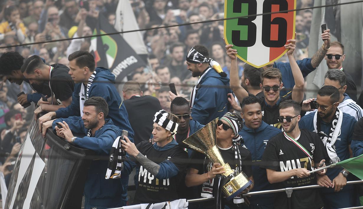 Para pemain Juventus mengabadikan momen perayaan gelar juara Serie A bersama fans di ’ di Turin, Italia, (19/5/2018). Juventus raih gelar Seri A tujuh kali secara beruntun. (AFP/Marco Bertorello)