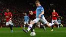 Kevin De Bruyne (Manchester City) - Kendati kerap didera cidera pemain satu ini dapat melesatkan enam gol, duabelas assist, serta membuat 19 peluang dari 80 umpan kunci. Tak heran jika Whoscored memasukkannya dalam list pemain tim impian dengan nilai sebanyak 7,65. (Foto: AFP/Paul Ellis)