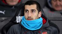 Henrikh Mkhitaryan berada di bangku cadangan saat bertanding melawan Swansea City pada lanjutan Liga Inggris di Stadion Liberty, Swansea, Wales, (30/1). Pada debut pertamanya di Arsenal Mkhitaryan kalah 3-1 atas Swansea City. (Nick Potts/PA via AP)