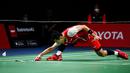 <p>Pebulu tangkis tunggal putra Indonesia Jonatan Christie berusaha mengembalikan kok ke arah tunggal putra India Kidambi Srikanth pada final putra turnamen bulu tangkis Piala Thomas 2022 di Impact Arena, Bangkok, Thailand, Minggu (15/5/2022). Jonatan kalah dari Srikanth Kidambi dengan skor 15-21, 21-23. (Manan VATSYAYANA / AFP)</p>
