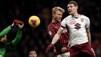 Penyerang Torino, Andrea Belotti berusah menyundul bola dari kawalan bek AC Milan, Simon Kjaer  pada pertandingan perempat final Coppa Italia di stadion San Siro, Milan (28/1/2020). AC Milan menang 4-2 atas Torino dan melaju ke babak semifinal melawan Juventus.  (Fabio Ferrari/Lapresse via AP)