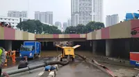 Underpass Kemayoran, Jakarta Pusat masih terendam banjir hingga Minggu (26/1/2020) siang. (Liputan6.com/Ika Defianti)