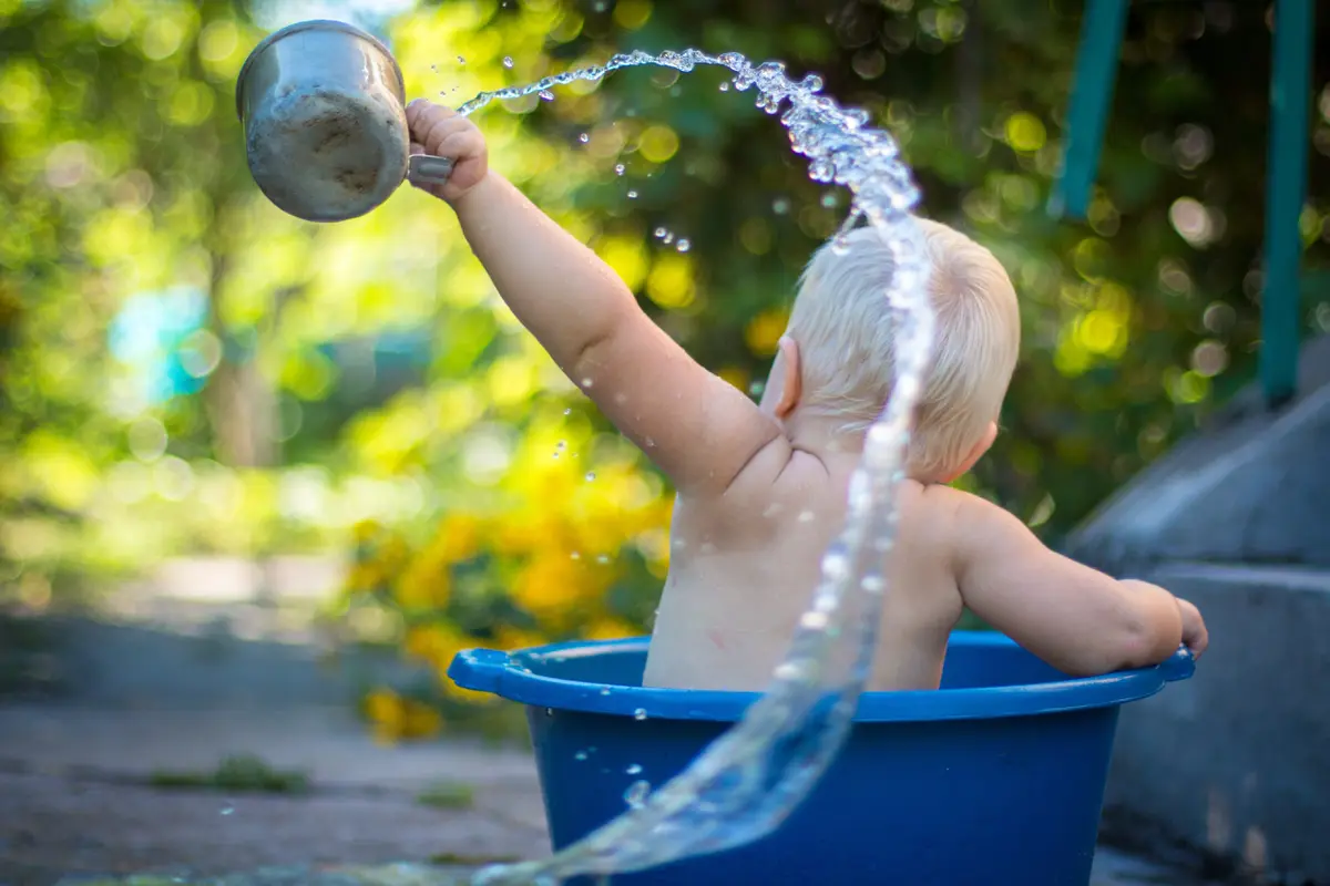 Anak mandi/unsplash Lubomikirin