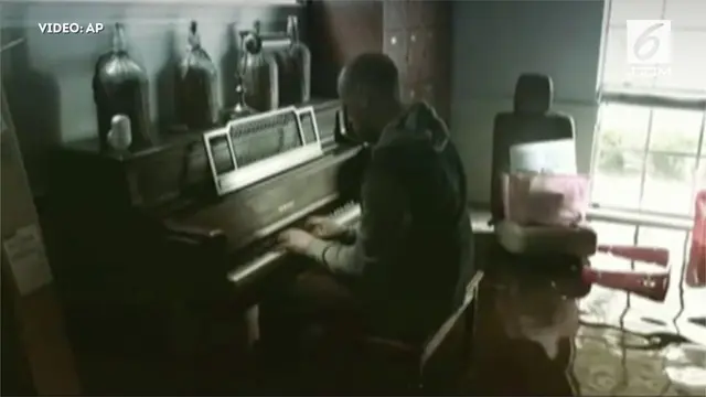 Korban badai harvey bermain piano di rumahnya yang terendam. Pria tersebut adalah seoarang pastor bernama aric harding. 