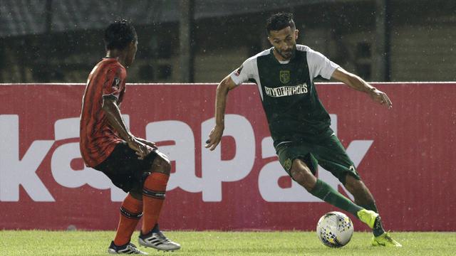 Striker Persebaya Surabaya, Manuchehr Jalilov, mengontrol bola saat melawan Perseru Serui pada laga Piala Presiden 2019. (Bola.com/Yoppy Renato)