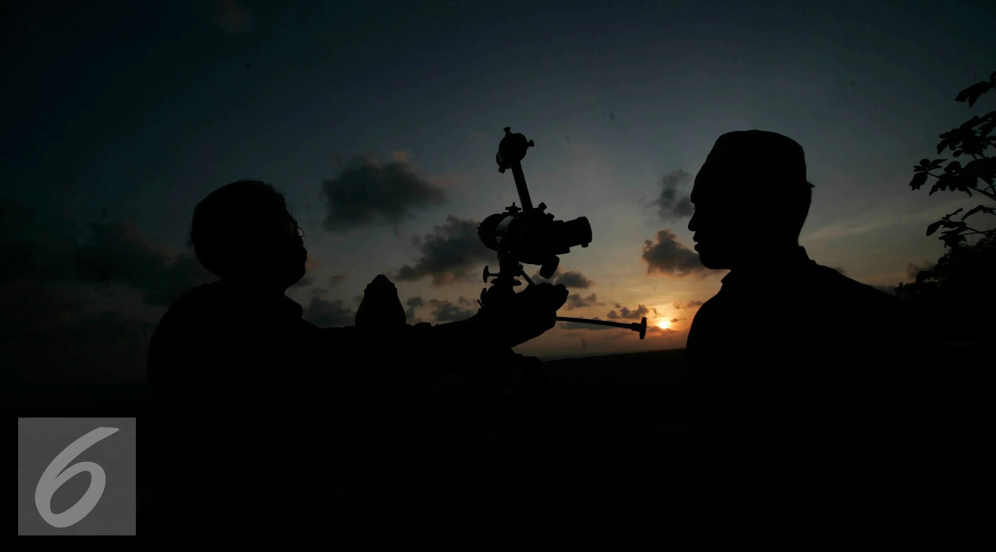 Mahasiswa mempersiapkan teleskop untuk melihat hilal di Parang Tritis, Yogyakarta, Kamis (1/9). Selain melakukan pengamatan penentuan ruhiyat hilal untuk penetapan 1 Dzulhijah, mereka juga hendak melihat gerhana matahari cincin.(Liputan6.com/Boy Harjanto)