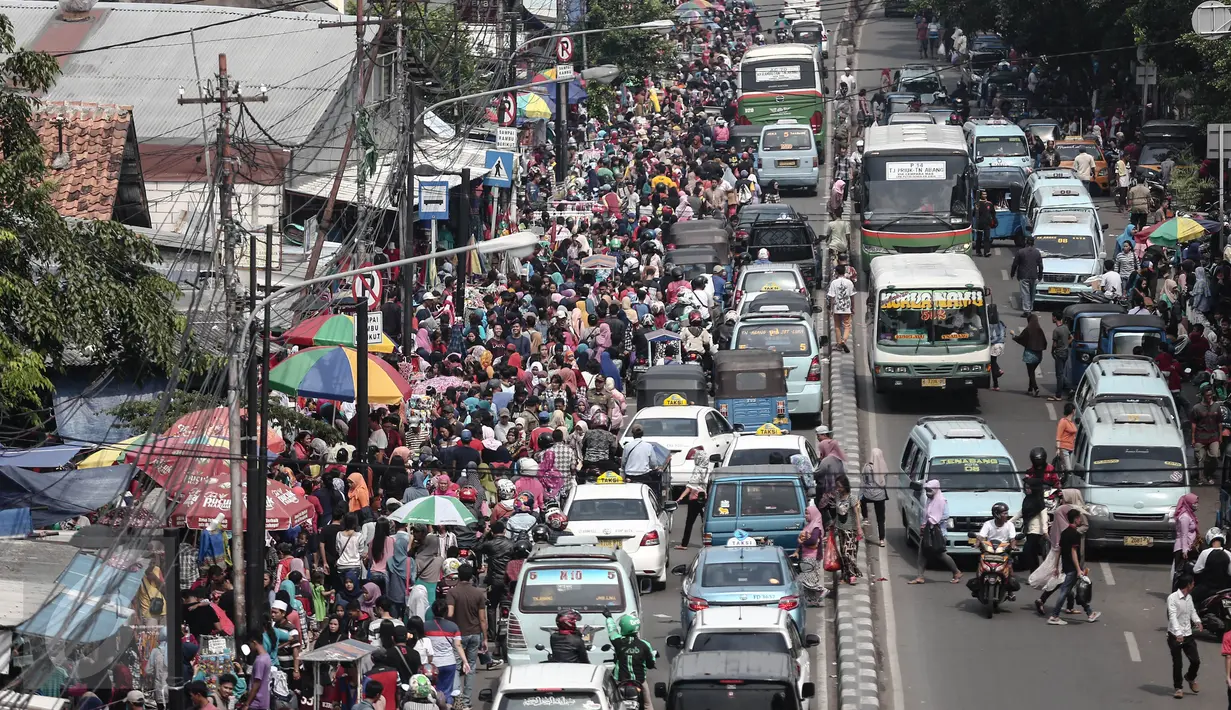 Ribuan orang memadati dikawasan Tanah Abang, Jakarta, Minggu (19/6).Jelang lebaran, pasar Tanah Abang dipadati oleh warga yang ingin berbelanja. (Liputan6.com/Faizal Fanani)