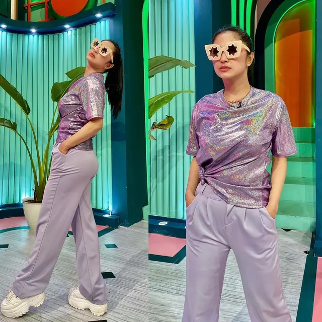 6 Potret Dewi Perssik saat Pakai Kacamata, Tetap Stylish