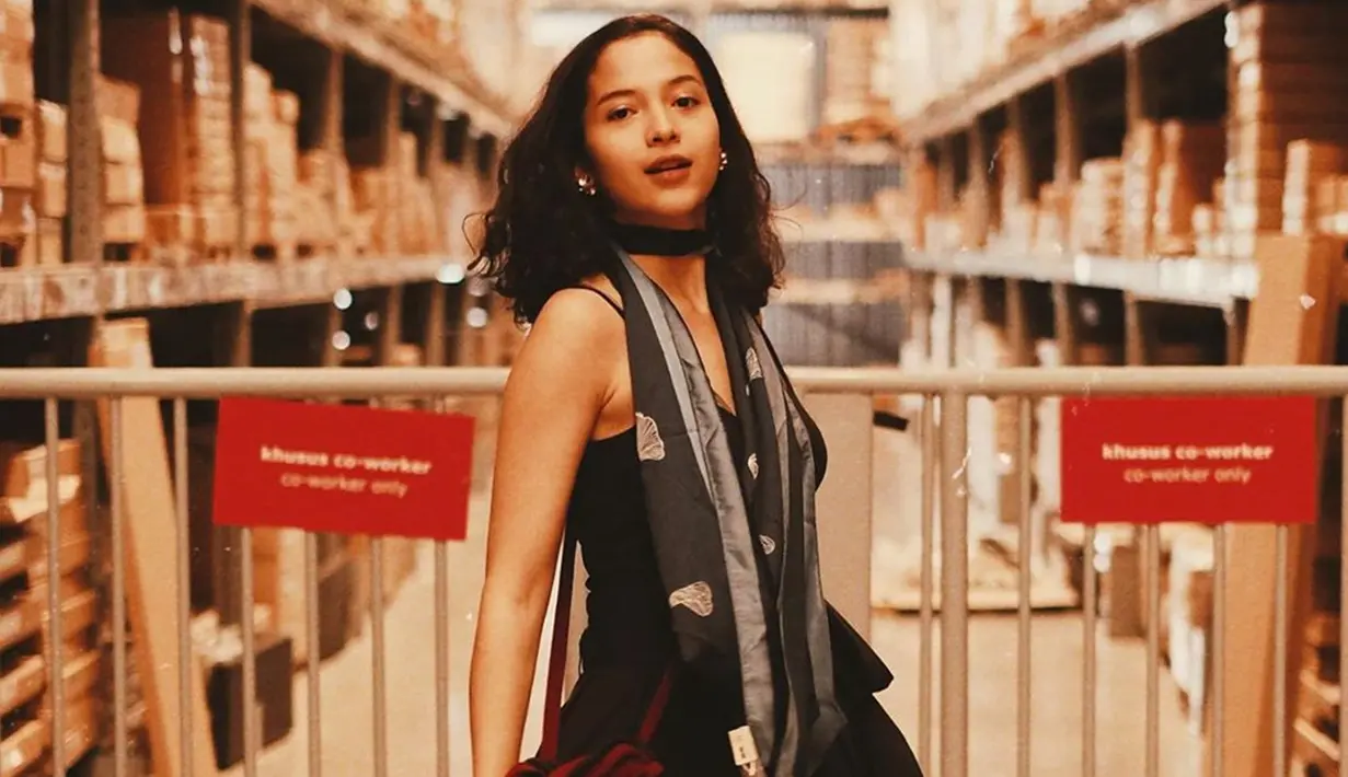 Istri Chicco Jerikho ini tampil menawan dengan dress berwarna hitam. Penampilan wanita kelahiran Bali ini terlihat trendi dengan scarf yang dilingkarkan di lehernya. Perpaduan dress dan scarf membuat ia tampak elegan. (Liputan6.com/IG/@putrimarino)