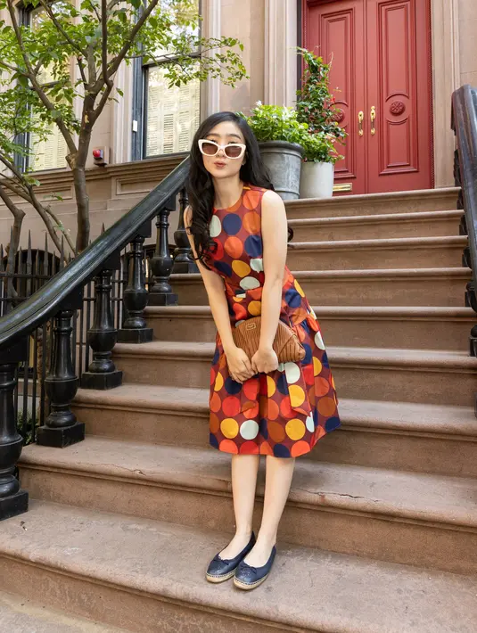 Saat mengunjungi perumahan di kota New York, Febby terlihat quirky dan feminin mengenakan dot party julia dress dari koleksi kate spade new york Fall 2022 yang terbaru seharga Rp 8.390.000,-. Untuk memberikan aksen playful, Febby mengenakan novelty handbag 3d croissant clutch dalam warna allspice cake seharga Rp 9.190.000,-. Kate Spade