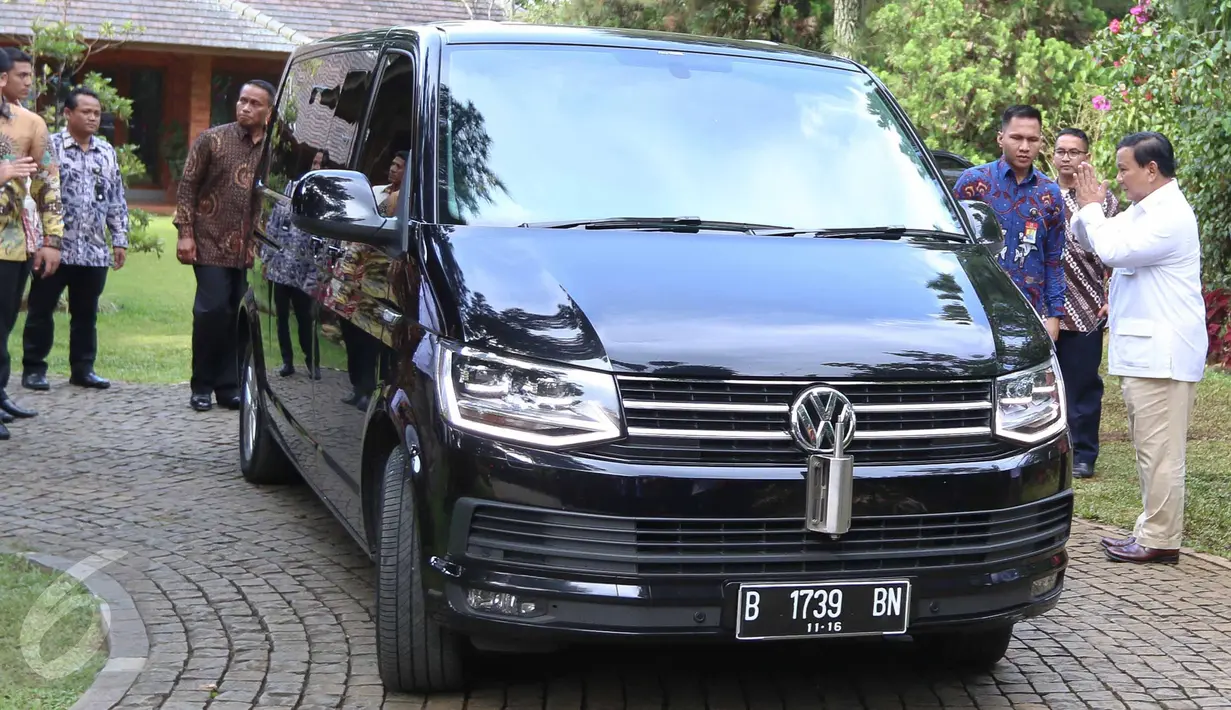 Mobil yang ditumpangi Presiden Jokowi tiba di kediaman Ketua Umum Partai Gerindra Prabowo Subianto di Hambalang, Bogor, Senin (31/10). Sejumlah topik dibahas, salah satunya Pilkada Serentak 2017 dan situasi keamanan nasional. (Liputan6.com/Faizal Fanani)