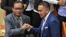 Ketua Kompolnas/Menkopolhukam,  Mahfud MD bersalaman dengan Pimpinan Rapat Dengar Pendapat (RDP) Ahmad Sahroni usai mengikuti Rapat Dengar Pendapat (RDP) dengan Komisi III DPR di Kompleks Parlemen, Senayan, Jakarta, Senin (22/8/2022). (Liputan6.com/Angga Yuniar)