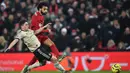 Gelandang Liverpool, Mohamed Salah, melepaskan tendangan saat melawan Manchester United pada laga Premier League di Stadion Anfield, Liverpool, Minggu (19/1). Liverpool menang 2-0 atas MU. (AFP/Paul Ellis)